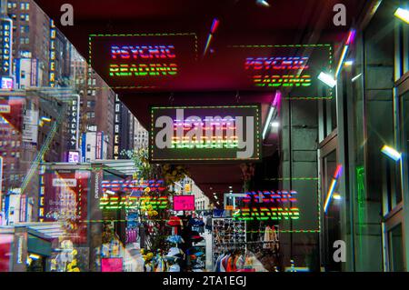 Advertising for a Psychic on Midtown Manhattan a New York domenica 26 novembre 2023. (© Richard B. Levine) fotografato con un filtro prisma Foto Stock