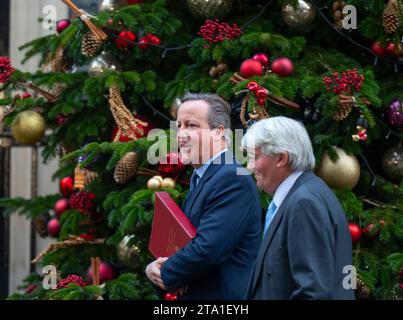 Downing Street, Londra, Regno Unito. 28 novembre 2023. Lord Cameron di Chipping Norton, David Cameron, Segretario di Stato per gli affari Esteri, del Commonwealth e dello sviluppo a Downing Street dopo un incontro settimanale con Andrew Mitchell MP, Ministro di Stato per gli affari Esteri. Crediti: Malcolm Park/Alamy Live News Foto Stock