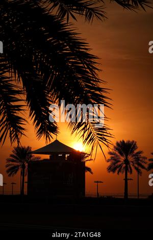 Abu Dhabi, Abu Dhabi. 28 novembre 2023. Atmosfera del circuito - tramonto. Formula One Testing, martedì 28 novembre 2023. Circuito Yas Marina, Abu Dhabi, Emirati Arabi Uniti. Crediti: James Moy/Alamy Live News Foto Stock