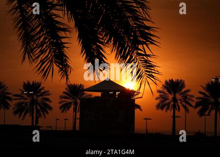 Abu Dhabi, Abu Dhabi. 28 novembre 2023. Atmosfera del circuito - tramonto. Formula One Testing, martedì 28 novembre 2023. Circuito Yas Marina, Abu Dhabi, Emirati Arabi Uniti. Crediti: James Moy/Alamy Live News Foto Stock