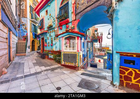 Vietri sul Mare, strade cittadine decorate in modo decorato in Italia. Foto Stock