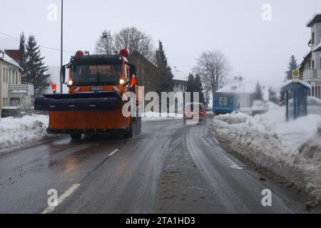 Baden-Wurttemberg, Germania. 28 novembre 2023, Baden-Württemberg, Böhmenkirch: Un veicolo per la pulizia della neve attraversa una strada locale. L'inizio dell'inverno ha causato incidenti e disagi sulle strade in alcune zone del Baden-Württemberg. Alberi caduti, strade ghiacciate e neve causarono problemi, soprattutto nelle parti più alte dello stato. Foto: Alexander Wolf/dpa Credit: dpa Picture Alliance/Alamy Live News Foto Stock