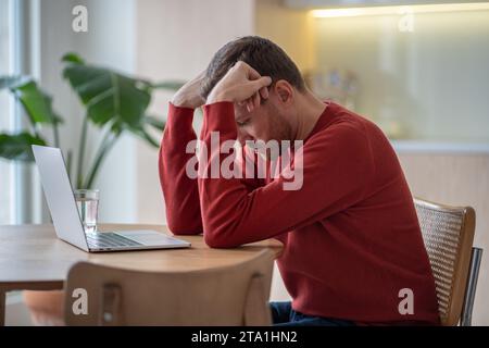 Disoccupati disperati seduti al tavolo in depressione a causa della perdita di denaro, della bancarotta, del fallimento del lavoro Foto Stock