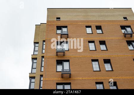 Cestelli metallici per l'installazione di condizionatori d'aria sulla facciata di un nuovo edificio Foto Stock