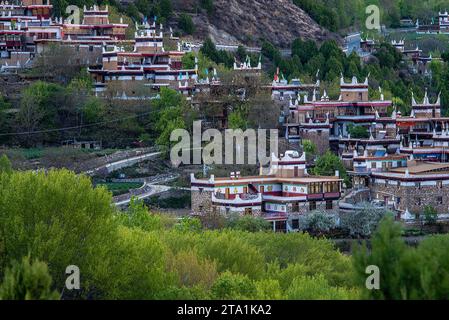 Contea di Danba, provincia di Sichuan Cina. Zhonglu Township, stile architettonico dell'antico villaggio tibetano di Jiuaju. Edifici tradizionali tibetani Foto Stock