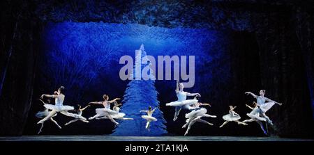 The Corps de Ballet in THE NUTCRACKER presentato dall'English National Ballet al London Coliseum, London WC2 10/12/2010 musica: Pyotr Ilyich Tchaikovsky direttore: Gavin Sutherland coreografia: Wayne Eagling design: Peter Farmer illuminazione: David Richardson Foto Stock