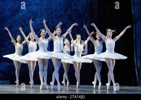 The Corps de Ballet in THE NUTCRACKER presentato dall'English National Ballet al London Coliseum, London WC2 10/12/2010 musica: Pyotr Ilyich Tchaikovsky direttore: Gavin Sutherland coreografia: Wayne Eagling design: Peter Farmer illuminazione: David Richardson Foto Stock