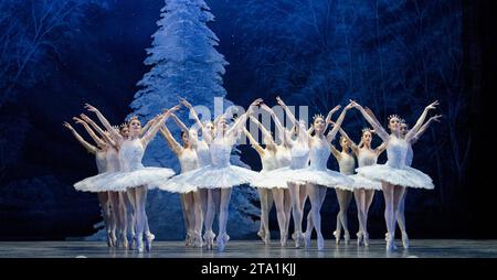 The Corps de Ballet in THE NUTCRACKER presentato dall'English National Ballet al London Coliseum, London WC2 10/12/2010 musica: Pyotr Ilyich Tchaikovsky direttore: Gavin Sutherland coreografia: Wayne Eagling design: Peter Farmer illuminazione: David Richardson Foto Stock