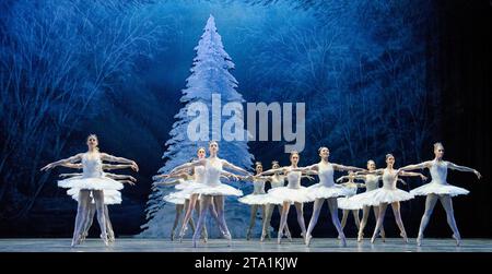 The Corps de Ballet in THE NUTCRACKER presentato dall'English National Ballet al London Coliseum, London WC2 10/12/2010 musica: Pyotr Ilyich Tchaikovsky direttore: Gavin Sutherland coreografia: Wayne Eagling design: Peter Farmer illuminazione: David Richardson Foto Stock