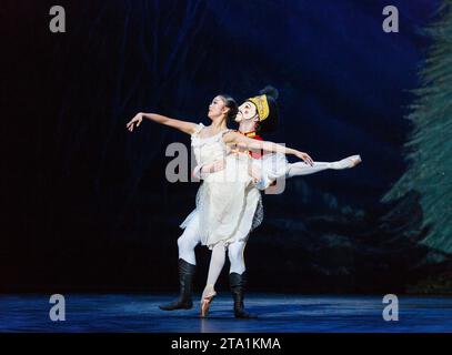 Shiori Kase (Clara), Nathan Young (Schiaccianoci) in LO SCHIACCIANOCI all'English National Ballet (ENB), London Coliseum WC2 11/12/2013 musica: Pyotr Ilyich Tchaikovsky direttore: Gavin Sutherland coreografia: Wayne Eagling design : Peter Farmer illuminazione: David Richardson Foto Stock