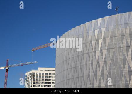 Costruzione di case in cemento fuso. Telaio dell'alloggiamento e gru. La costruzione di un alto edificio residenziale con appartamenti e parcheggio. Foto Stock