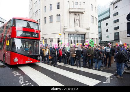 I partecipanti si riuniscono durante una manifestazione contro il razzismo al di fuori della BBC Broadcasting House a Londra. Foto Stock