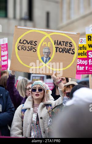 I partecipanti si riuniscono durante una manifestazione contro il razzismo al di fuori della BBC Broadcasting House a Londra. Foto Stock