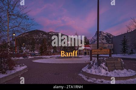 Banff, Alberta, Canada – 27 novembre 2023: Tramonto su Banff Avenue Square nel quartiere del centro Foto Stock