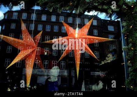 Copenhagen, Danimarca /28 novembre 2023/.Window ha decoared with christmas Stars nella capitale danese. (Foto: Francis Joseph Dean/Dean Pictures) Foto Stock