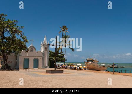 Forte Beach, Piazza São Francisco a Mata de São João, Bahia, Brasile. Sullo sfondo, la chiesa di São Francisco de Assis. Foto Stock