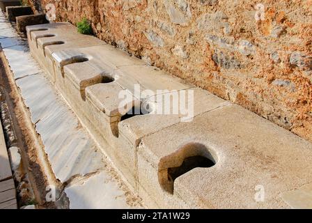 Bagni pubblici, latrine nell'antica città greca di Efeso. Sito archeologico a Selcuk, Smirne, Turchia. Foto Stock