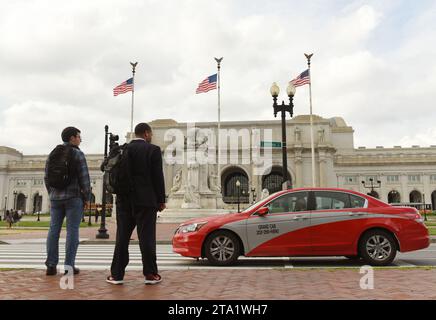 Washington, DC - 31 maggio 2018: Taxi e persone di fronte alla Washington Union Station a Washington, DC. Foto Stock