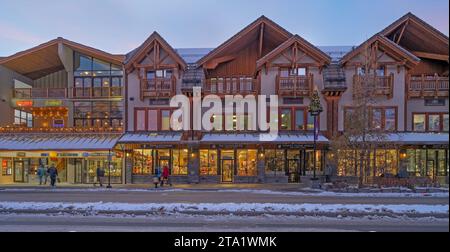 Banff, Alberta, Canada – novembre 27: Negozi e negozi su Banff Avenue, nel quartiere del centro Foto Stock