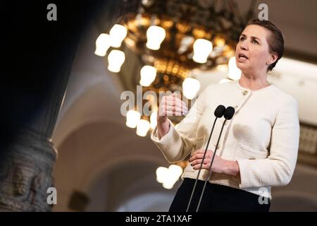 Il primo ministro mette Frederiksen (socialdemocratici) incontra la stampa dopo il tempo delle interrogazioni nella sala, Christiansborg, Copenaghen, martedì 28 novembre 2023.. (Foto: Thomas Traasdahl/Ritzau Scanpix) Foto Stock