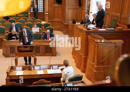 Alex Vanopslagh dell'Alleanza liberale durante il tempo delle interrogazioni con il primo ministro danese mette Frederiksen a Christiansborg, Copenaghen, martedì 28 novembre 2023 Copenaghen il Parlamento danese Danimarca Copyright: XKristianxTuxenxLadegaardxBergx IMG 0594 Credit: Imago/Alamy Live News Foto Stock