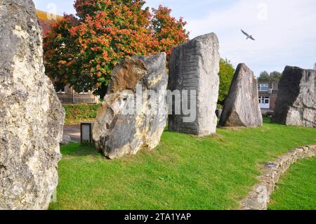 L'ECO (Comunità europea delle pietre) in piedi a Frome intorno all'anfiteatro del Community College. Questo è stato costruito accanto al rimorchio Foto Stock