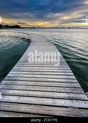 Il ponte infinito, un'installazione d'arte sulla spiaggia di Aarhus, Danimarca. Foto Stock