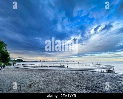 Il ponte infinito, un'installazione d'arte sulla spiaggia di Aarhus, Danimarca. Foto Stock