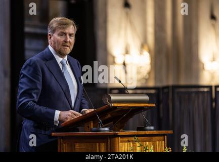 AMSTERDAM - Re Willem-Alexander presenta il Premio Erasmus al conduttore sudafricano Trevor Noah nel Palazzo reale. Fino all'anno scorso è stato il presentatore del programma satirico americano The Daily Show. Il premio viene assegnato annualmente a una persona che ha dato un importante contributo in campo culturale e artistico. ANP EVA PLEVIER paesi bassi OUT - belgio OUT Foto Stock