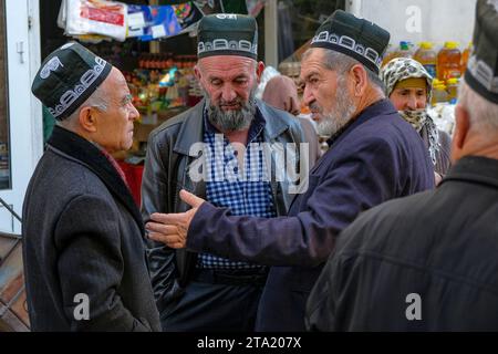Istaravshan, Tagikistan - 26 novembre 2023: Uomini che chiacchierano al mercato centrale di Istaravshan, Tagikistan. Foto Stock