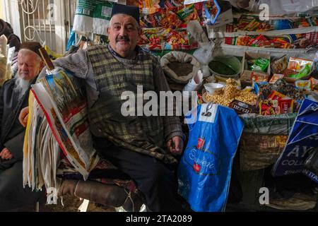 Istaravshan, Tagikistan - 26 novembre 2023: Ritratto di un venditore al mercato centrale di Istaravshan, Tagikistan. Foto Stock