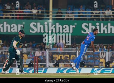 Guwahati, Assam, India. 28 novembre 2023. Avesh Khan of India durante la partita n. 03 della serie internazionale T20 tra Australia e India al Barsapara Cricket Stadium, Guwahati, Assam, India il 28 novembre 2023 (Credit Image: © Avijit Das/ZUMA Press Wire) SOLO USO EDITORIALE! Non per USO commerciale! Foto Stock