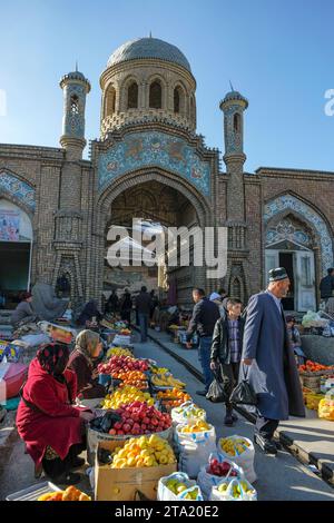 Istaravshan, Tagikistan - 26 novembre 2023: Venditori di frutta all'ingresso del mercato centrale di Istaravshan, Tagikistan. Foto Stock