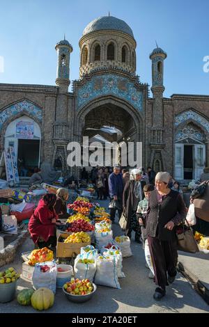 Istaravshan, Tagikistan - 26 novembre 2023: Venditori di frutta all'ingresso del mercato centrale di Istaravshan, Tagikistan. Foto Stock