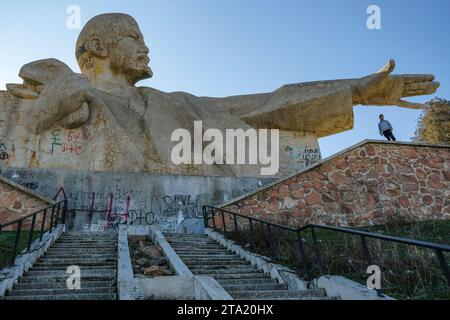 Istaravshan, Tagikistan - 26 novembre 2023: Busto di Lenin a Istaravshan, Tagikistan. Foto Stock