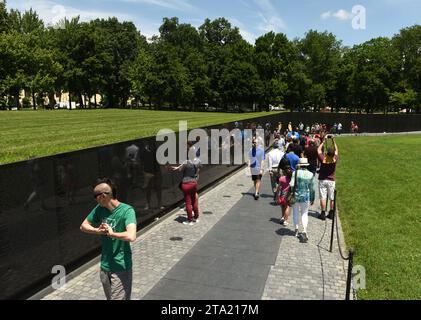 Washington, DC - 1 giugno 2018: Visitatori del monumento commemorativo alla guerra del Vietnam a Washington. Foto Stock