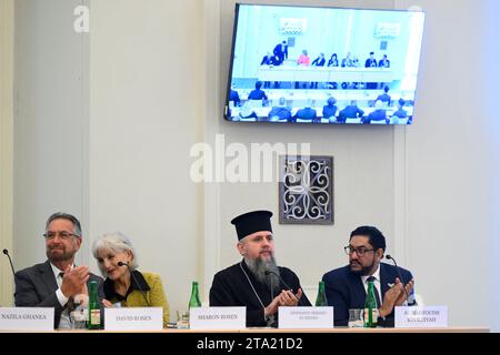 Praga, Repubblica Ceca. 28 novembre 2023. Da sinistra: Rabbi David Rosen e Sharon Rosen, Epifanio metropolita di Kiev e di tutta l'Ucraina, Chiesa ortodossa dell'Ucraina, Serhiy Dumenko e sceicco al Mahfoudh Bin Bayyah, SG del Forum per la pace nelle società musulmane, Abu Dhabi partecipa oggi, il 28 novembre, alla conferenza ministeriale dell'International Religious Freedom or Belief Alliance (IRFBA) a Praga, Repubblica Ceca, 2023. crediti: Ondrej Deml/CTK Photo/Alamy Live News Foto Stock