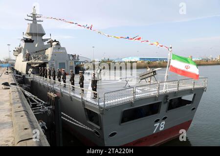 Bandar-e Anzali, Gilan, Iran. 27 novembre 2023. Il cacciatorpediniere Deilaman è attraccato durante una cerimonia che segna la sua inaugurazione in una base navale nel Mar Caspio, nel nord dell'Iran. Deilaman, un cacciatorpediniere da 1.400 tonnellate in grado di lanciare missili da crociera, è lungo 95 metri (312 piedi) e largo 11 metri (36 piedi) ed è in grado di lanciare siluri mentre si viaggia a 30 nodi (immagine di credito: © Ufficio dell'Esercito iraniano via ZUMA Press Wire) SOLO PER USO EDITORIALE! Non per USO commerciale! Foto Stock