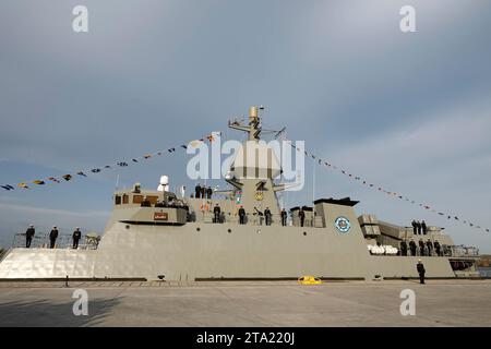 Bandar-e Anzali, Gilan, Iran. 27 novembre 2023. Il cacciatorpediniere Deilaman è attraccato durante una cerimonia che segna la sua inaugurazione in una base navale nel Mar Caspio, nel nord dell'Iran. Deilaman, un cacciatorpediniere da 1.400 tonnellate in grado di lanciare missili da crociera, è lungo 95 metri (312 piedi) e largo 11 metri (36 piedi) ed è in grado di lanciare siluri mentre si viaggia a 30 nodi (immagine di credito: © Ufficio dell'Esercito iraniano via ZUMA Press Wire) SOLO PER USO EDITORIALE! Non per USO commerciale! Foto Stock