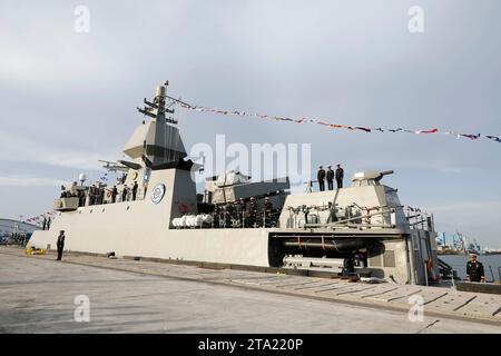 Bandar-e Anzali, Gilan, Iran. 27 novembre 2023. Il cacciatorpediniere Deilaman è attraccato durante una cerimonia che segna la sua inaugurazione in una base navale nel Mar Caspio, nel nord dell'Iran. Deilaman, un cacciatorpediniere da 1.400 tonnellate in grado di lanciare missili da crociera, è lungo 95 metri (312 piedi) e largo 11 metri (36 piedi) ed è in grado di lanciare siluri mentre si viaggia a 30 nodi (immagine di credito: © Ufficio dell'Esercito iraniano via ZUMA Press Wire) SOLO PER USO EDITORIALE! Non per USO commerciale! Foto Stock