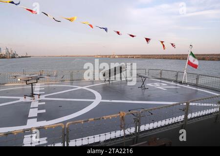 Bandar-e Anzali, Gilan, Iran. 27 novembre 2023. Il cacciatorpediniere Deilaman è attraccato durante una cerimonia che segna la sua inaugurazione in una base navale nel Mar Caspio, nel nord dell'Iran. Deilaman, un cacciatorpediniere da 1.400 tonnellate in grado di lanciare missili da crociera, è lungo 95 metri (312 piedi) e largo 11 metri (36 piedi) ed è in grado di lanciare siluri mentre si viaggia a 30 nodi (immagine di credito: © Ufficio dell'Esercito iraniano via ZUMA Press Wire) SOLO PER USO EDITORIALE! Non per USO commerciale! Foto Stock