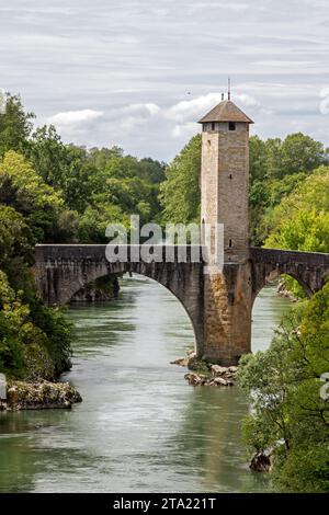 Il Ponte Vecchio fortificato del XIII secolo, classificato come monumento storico. Orthez, Pirenei Atlantici, Francia Foto Stock