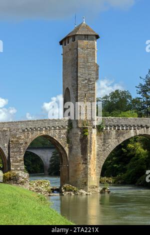 Il Ponte Vecchio fortificato del XIII secolo, classificato come monumento storico. Orthez, Pirenei Atlantici, Francia Foto Stock