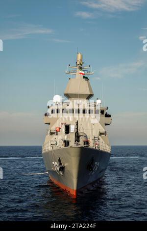 Bandar-e Anzali, Gilan, Iran. 27 novembre 2023. Il cacciatorpediniere Deilaman si muove nel Mar Caspio, nel nord dell'Iran. La marina iraniana aggiunse Deilaman alla sua flotta del Mar Caspio. Deilaman, un cacciatorpediniere da 1.400 tonnellate in grado di lanciare missili da crociera, è lungo 95 metri (312 piedi) e largo 11 metri (36 piedi) ed è in grado di lanciare siluri mentre si viaggia a 30 nodi (immagine di credito: © Ufficio dell'Esercito iraniano via ZUMA Press Wire) SOLO PER USO EDITORIALE! Non per USO commerciale! Foto Stock