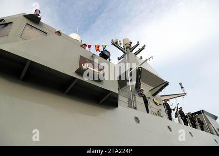 Bandar-e Anzali, Gilan, Iran. 27 novembre 2023. Il cacciatorpediniere Deilaman è attraccato durante una cerimonia che segna la sua inaugurazione in una base navale nel Mar Caspio, nel nord dell'Iran. Deilaman, un cacciatorpediniere da 1.400 tonnellate in grado di lanciare missili da crociera, è lungo 95 metri (312 piedi) e largo 11 metri (36 piedi) ed è in grado di lanciare siluri mentre si viaggia a 30 nodi (immagine di credito: © Ufficio dell'Esercito iraniano via ZUMA Press Wire) SOLO PER USO EDITORIALE! Non per USO commerciale! Foto Stock