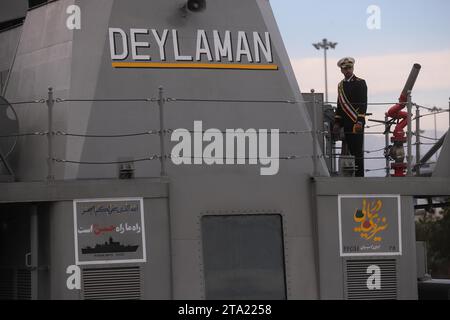 Bandar-e Anzali, Gilan, Iran. 27 novembre 2023. Il cacciatorpediniere Deilaman è attraccato durante una cerimonia che segna la sua inaugurazione in una base navale nel Mar Caspio, nel nord dell'Iran. Deilaman, un cacciatorpediniere da 1.400 tonnellate in grado di lanciare missili da crociera, è lungo 95 metri (312 piedi) e largo 11 metri (36 piedi) ed è in grado di lanciare siluri mentre si viaggia a 30 nodi (immagine di credito: © Ufficio dell'Esercito iraniano via ZUMA Press Wire) SOLO PER USO EDITORIALE! Non per USO commerciale! Foto Stock