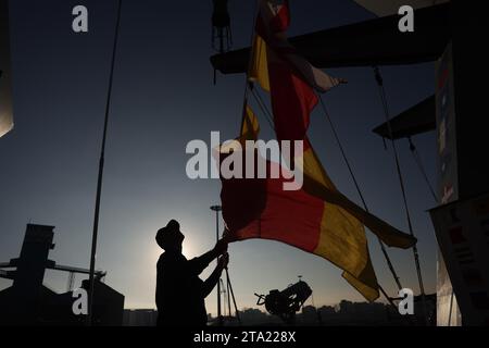 Bandar-e Anzali, Gilan, Iran. 27 novembre 2023. Il cacciatorpediniere Deilaman è attraccato durante una cerimonia che segna la sua inaugurazione in una base navale nel Mar Caspio, nel nord dell'Iran. Deilaman, un cacciatorpediniere da 1.400 tonnellate in grado di lanciare missili da crociera, è lungo 95 metri (312 piedi) e largo 11 metri (36 piedi) ed è in grado di lanciare siluri mentre si viaggia a 30 nodi (immagine di credito: © Ufficio dell'Esercito iraniano via ZUMA Press Wire) SOLO PER USO EDITORIALE! Non per USO commerciale! Foto Stock