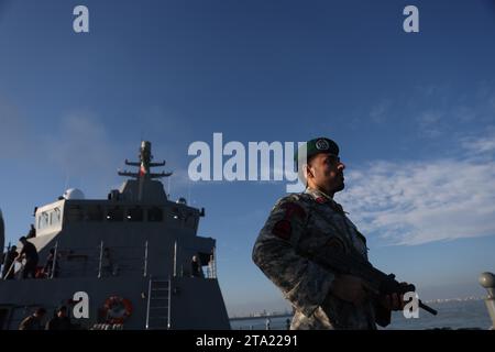 Bandar-e Anzali, Gilan, Iran. 27 novembre 2023. Il cacciatorpediniere Deilaman si muove nel Mar Caspio, nel nord dell'Iran. La marina iraniana aggiunse Deilaman alla sua flotta del Mar Caspio. Deilaman, un cacciatorpediniere da 1.400 tonnellate in grado di lanciare missili da crociera, è lungo 95 metri (312 piedi) e largo 11 metri (36 piedi) ed è in grado di lanciare siluri mentre si viaggia a 30 nodi (immagine di credito: © Ufficio dell'Esercito iraniano via ZUMA Press Wire) SOLO PER USO EDITORIALE! Non per USO commerciale! Foto Stock