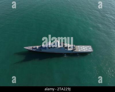 Bandar-e Anzali, Gilan, Iran. 27 novembre 2023. Il cacciatorpediniere Deilaman si muove nel Mar Caspio, nel nord dell'Iran. La marina iraniana aggiunse Deilaman alla sua flotta del Mar Caspio. Deilaman, un cacciatorpediniere da 1.400 tonnellate in grado di lanciare missili da crociera, è lungo 95 metri (312 piedi) e largo 11 metri (36 piedi) ed è in grado di lanciare siluri mentre si viaggia a 30 nodi (immagine di credito: © Ufficio dell'Esercito iraniano via ZUMA Press Wire) SOLO PER USO EDITORIALE! Non per USO commerciale! Foto Stock