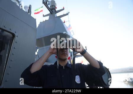 Bandar-e Anzali, Gilan, Iran. 27 novembre 2023. Il cacciatorpediniere Deilaman si muove nel Mar Caspio, nel nord dell'Iran. La marina iraniana aggiunse Deilaman alla sua flotta del Mar Caspio. Deilaman, un cacciatorpediniere da 1.400 tonnellate in grado di lanciare missili da crociera, è lungo 95 metri (312 piedi) e largo 11 metri (36 piedi) ed è in grado di lanciare siluri mentre si viaggia a 30 nodi (immagine di credito: © Ufficio dell'Esercito iraniano via ZUMA Press Wire) SOLO PER USO EDITORIALE! Non per USO commerciale! Foto Stock